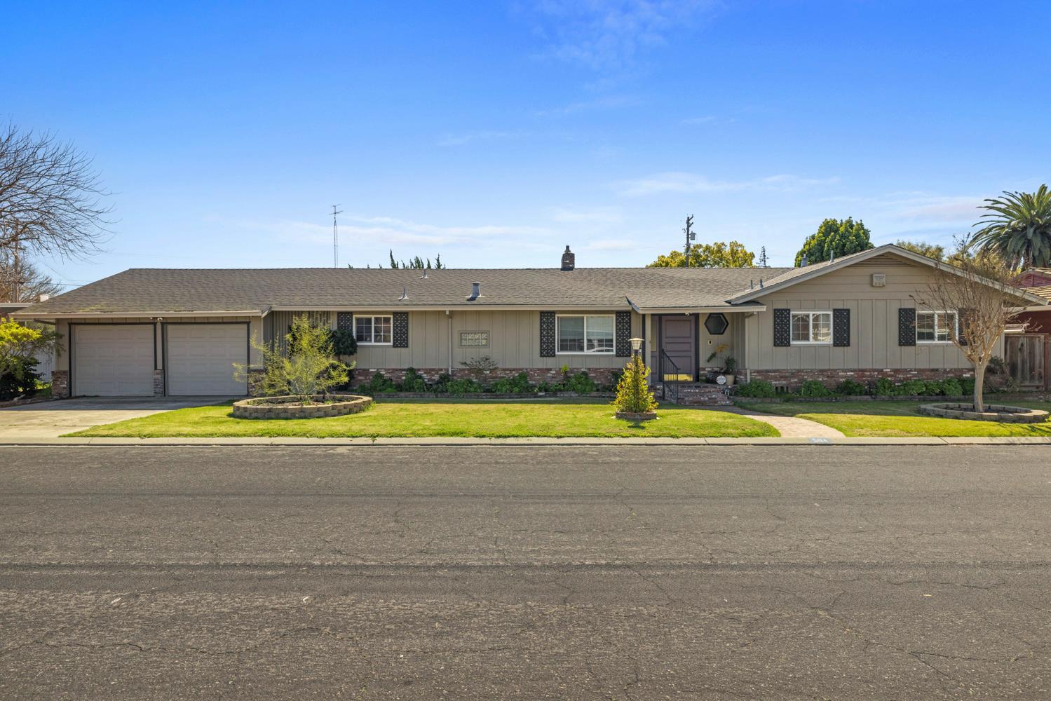 504 Robin Hood Dr, Modesto, CA 95350
