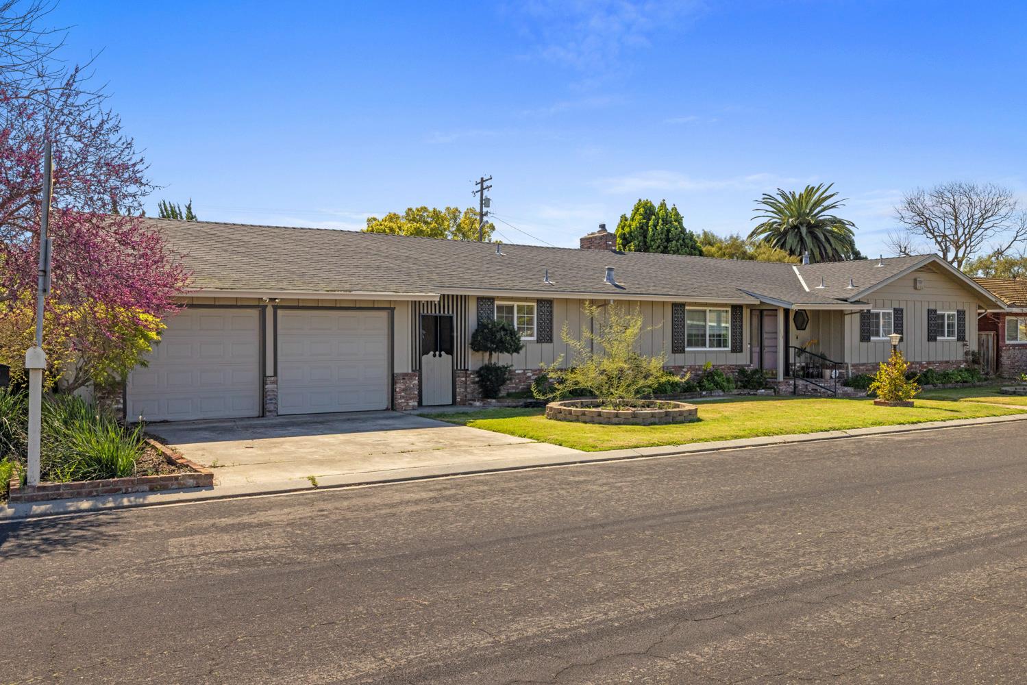 504 Robin Hood Dr, Modesto, CA 95350