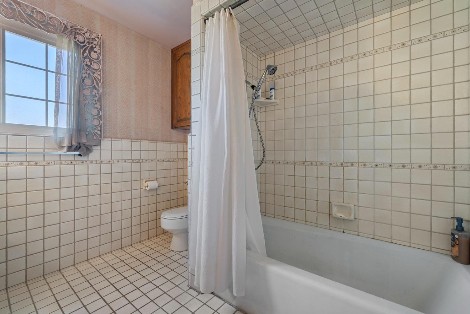 504 Robin Hood Dr, Modesto, CA 95350