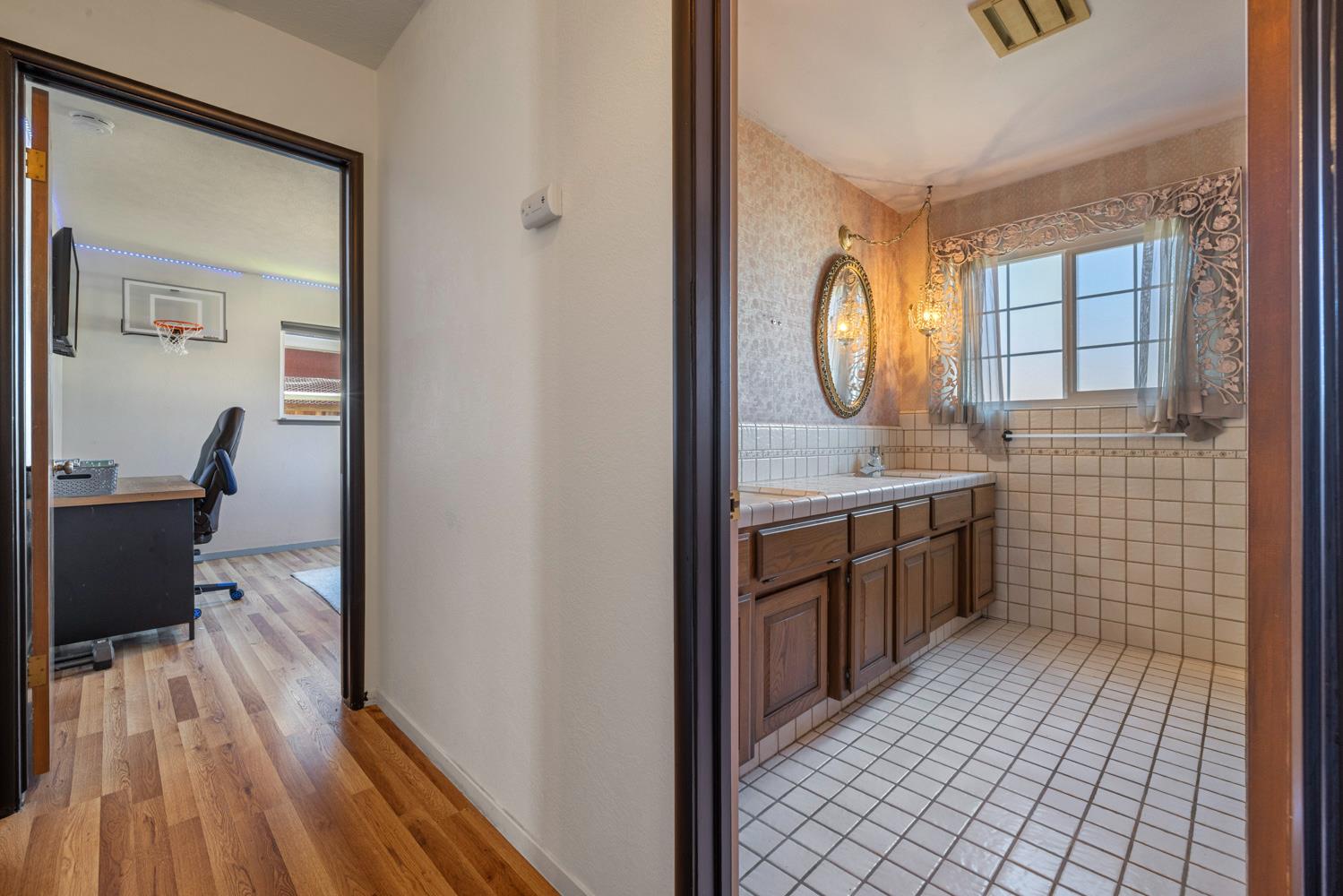 504 Robin Hood Dr, Modesto, CA 95350