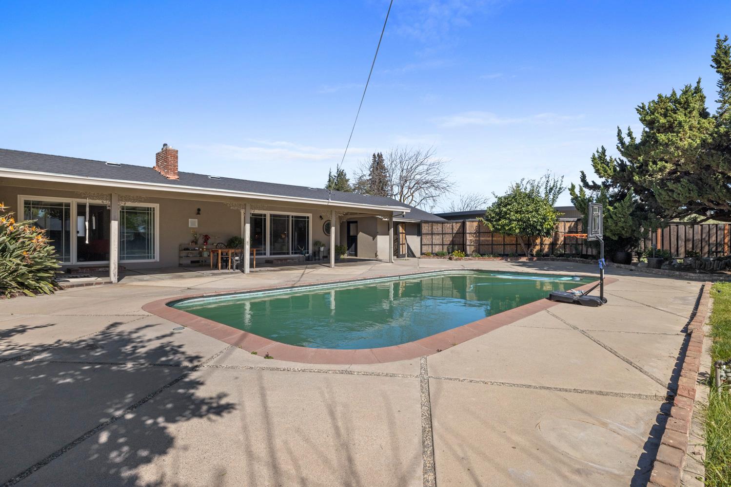 504 Robin Hood Dr, Modesto, CA 95350