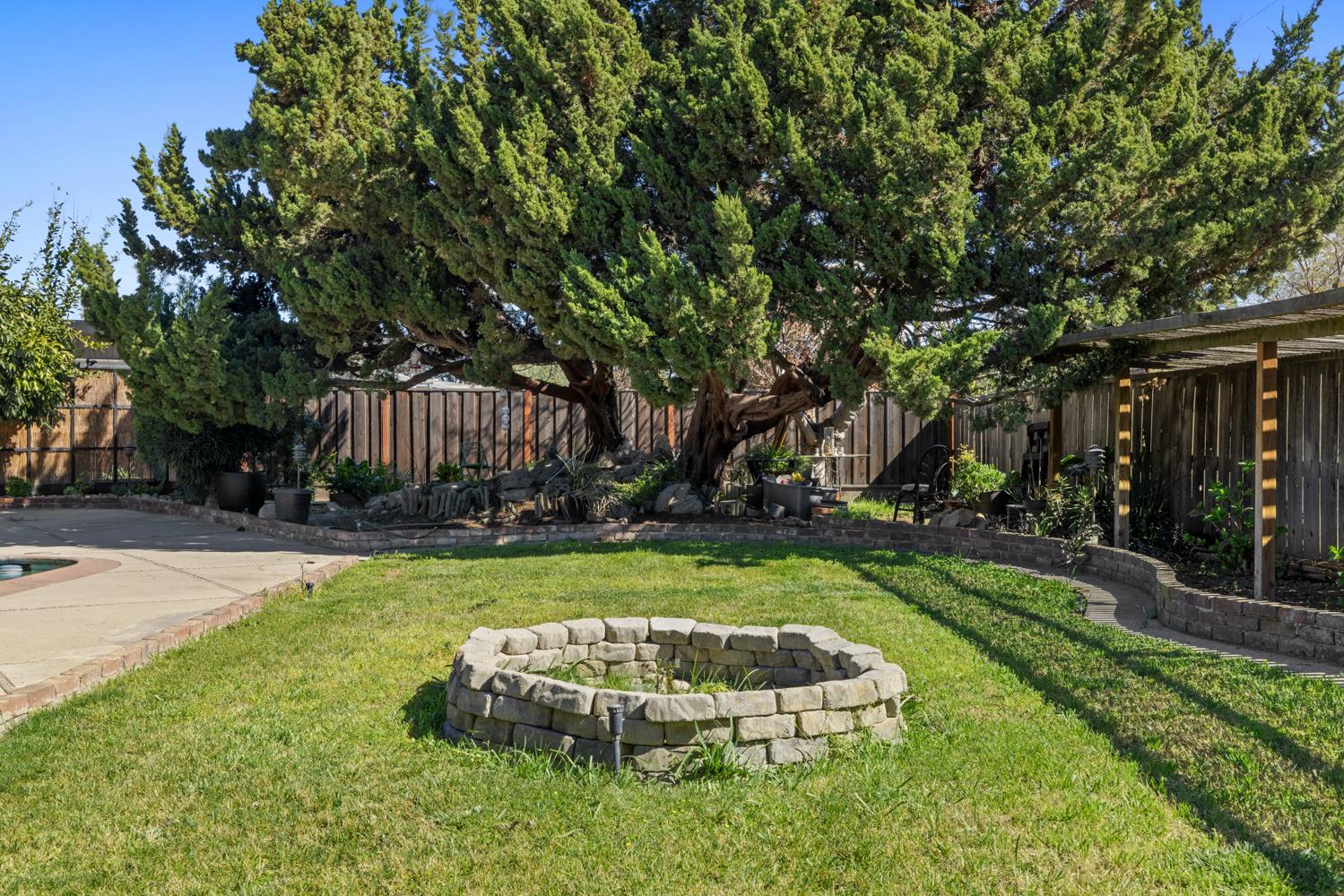 504 Robin Hood Dr, Modesto, CA 95350