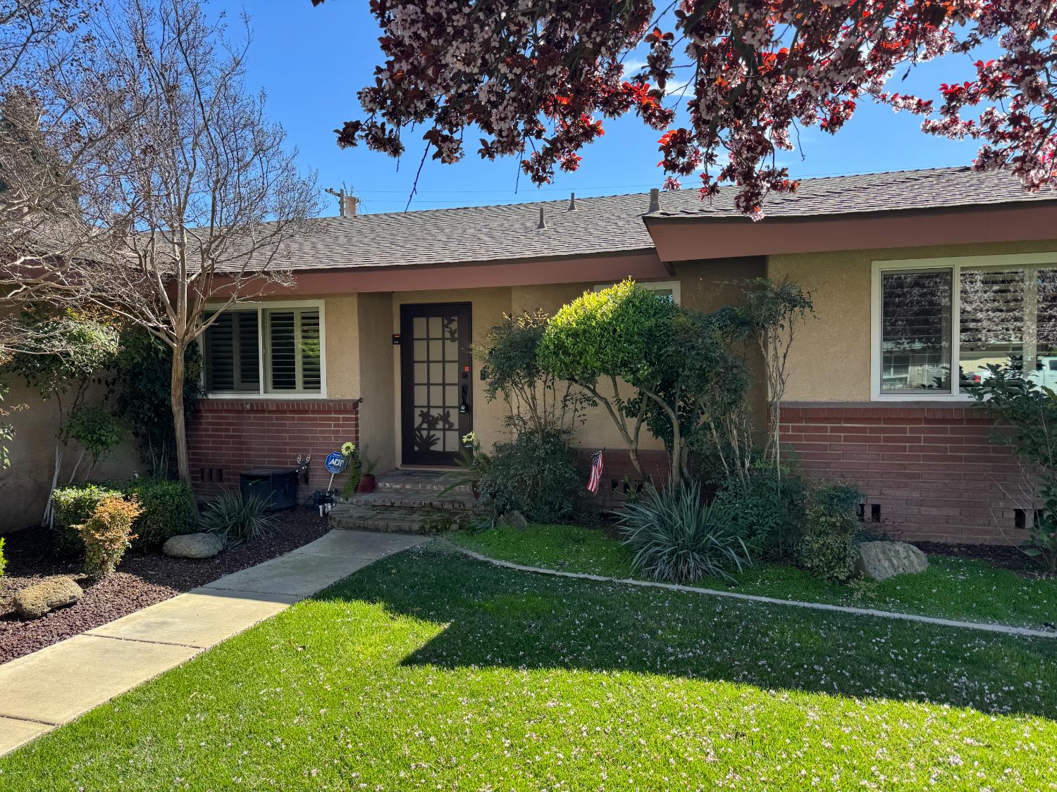 1043 E Adams Ave, Los Banos, CA 93635