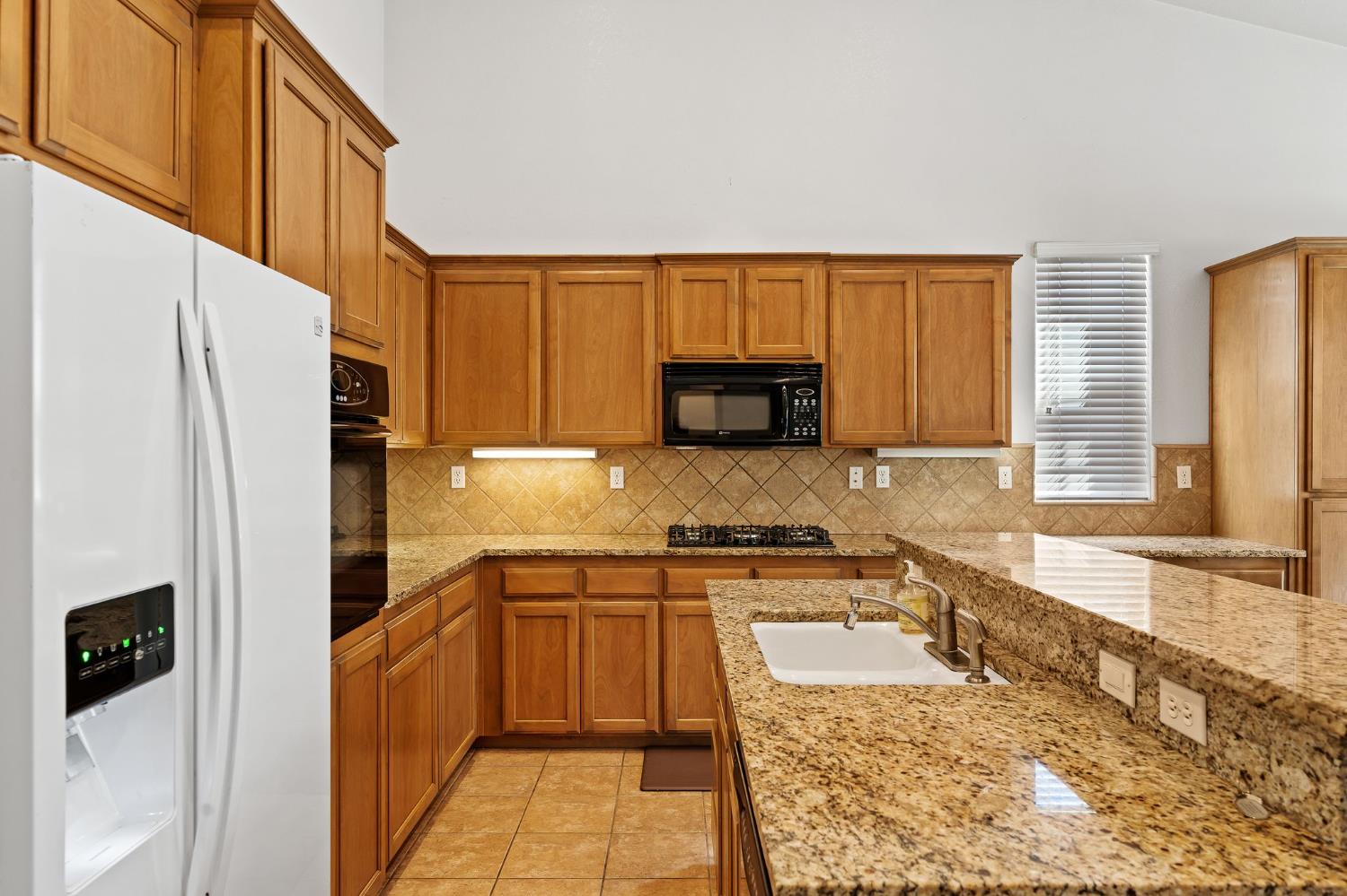 1008 Summer Ln, Patterson, CA 95363