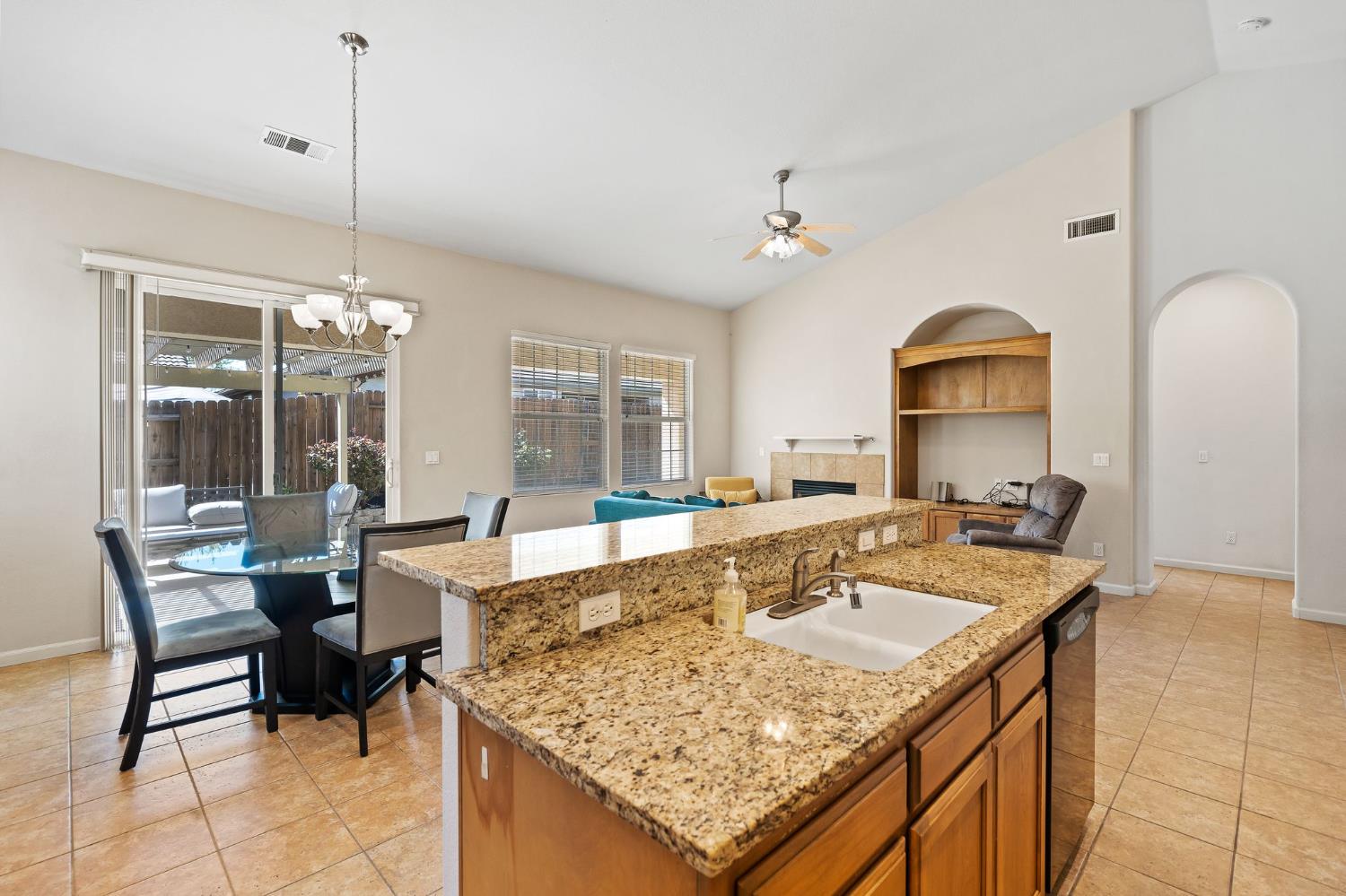 1008 Summer Ln, Patterson, CA 95363