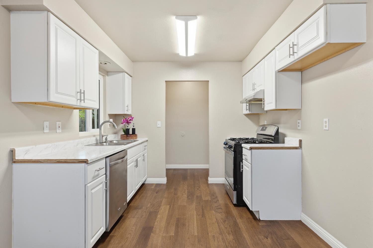 900 Snead Dr, Modesto, CA 95351