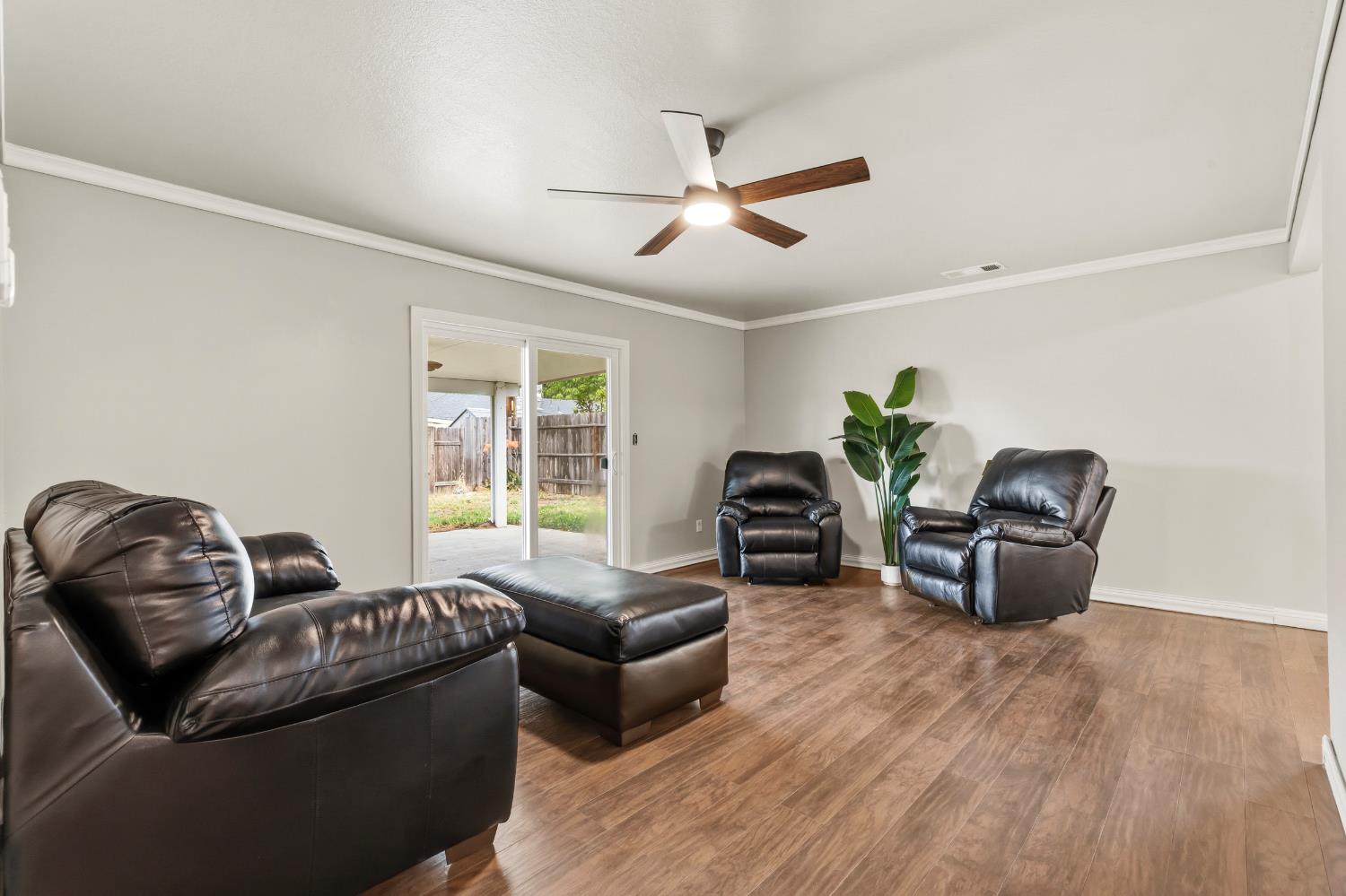 900 Snead Dr, Modesto, CA 95351