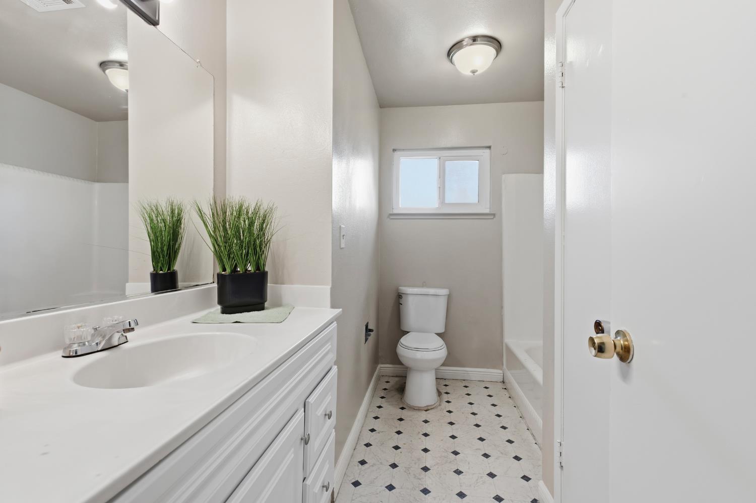 900 Snead Dr, Modesto, CA 95351