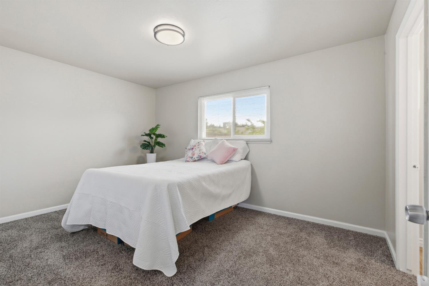 900 Snead Dr, Modesto, CA 95351