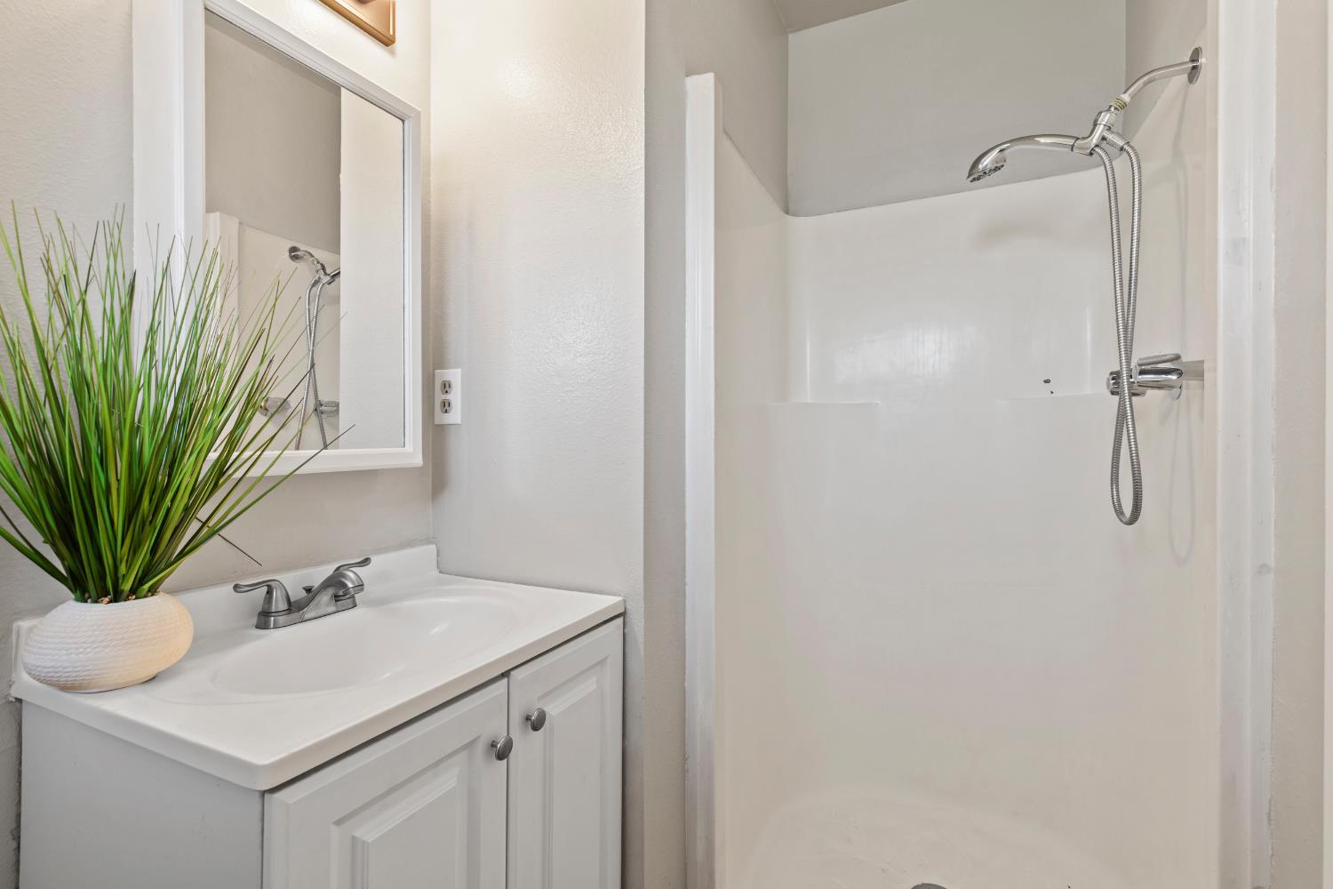 900 Snead Dr, Modesto, CA 95351