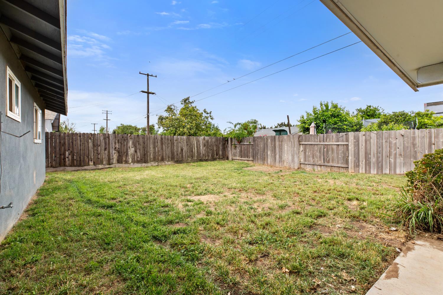 900 Snead Dr, Modesto, CA 95351