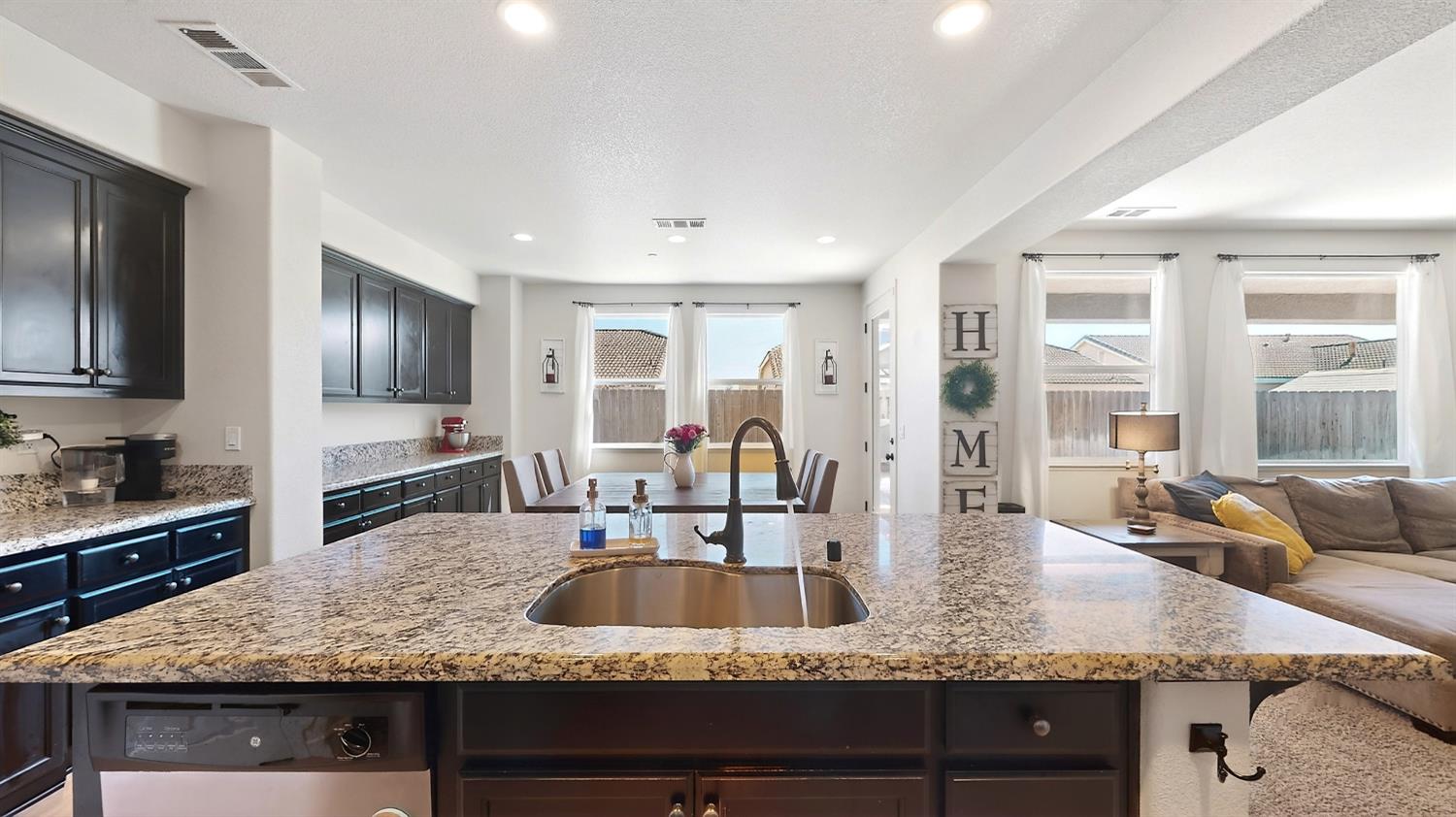 1164 Barcelona Dr, Livingston, CA 95334