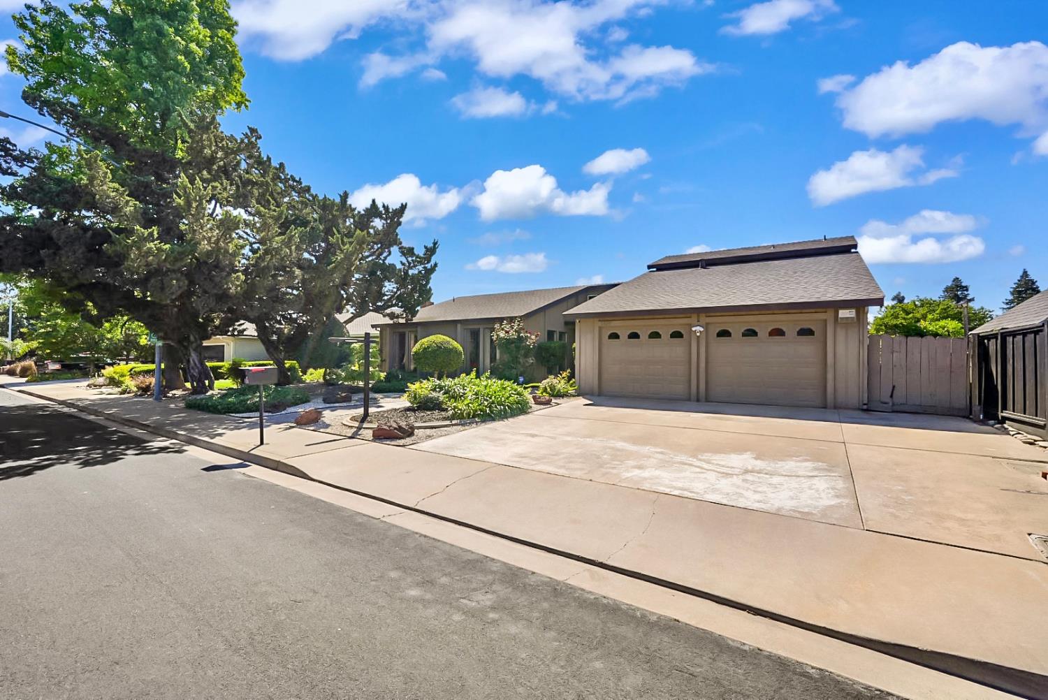 1109 Springcreek Dr, Modesto, CA 95355