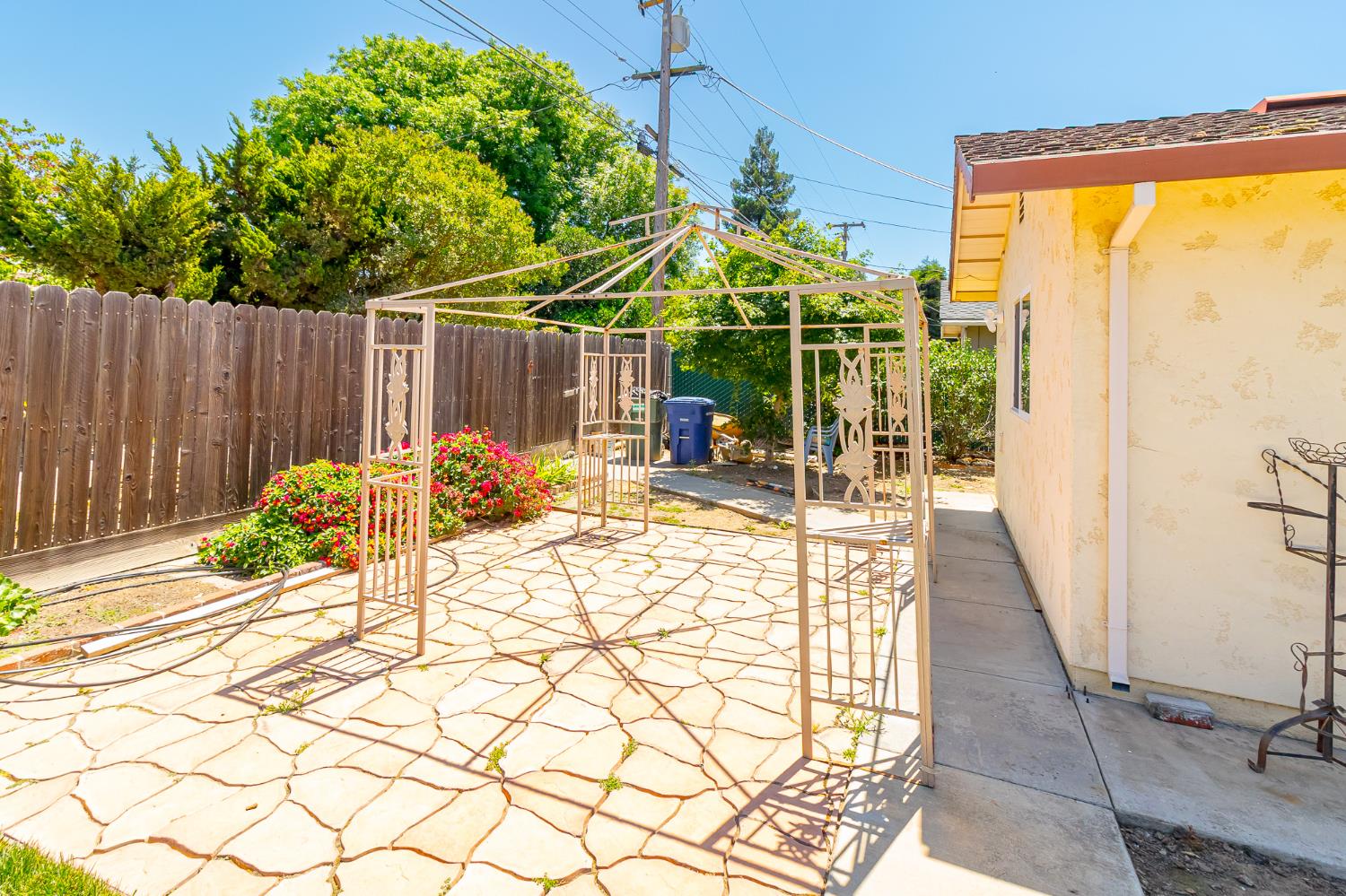 1036 Lakewood Ave, Modesto, CA 95355