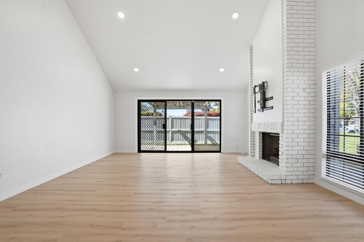 2768 Sherwood Ave #B, Modesto, CA 95350