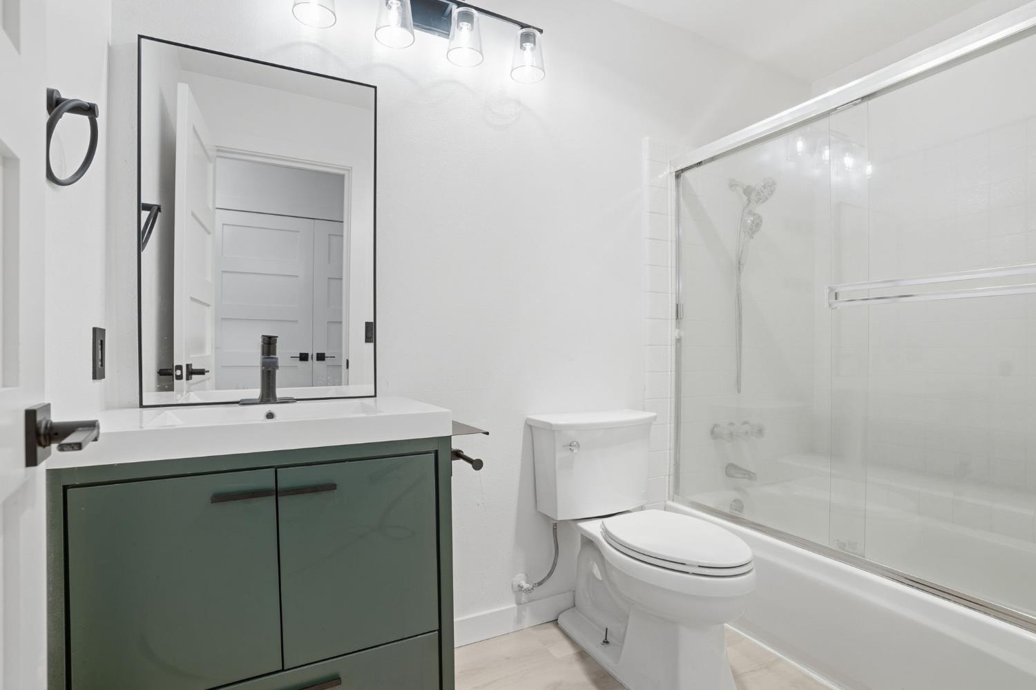 2768 Sherwood Ave #B, Modesto, CA 95350