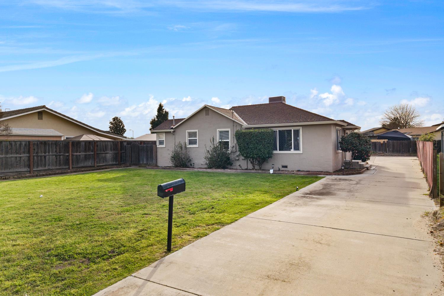 1073 Hacienda Dr, Manteca, CA 95336