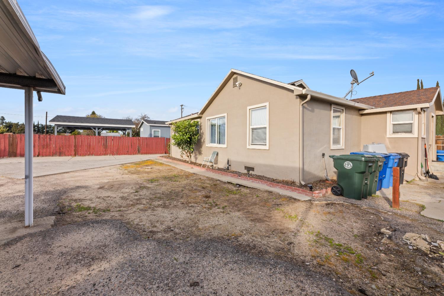 1073 Hacienda Dr, Manteca, CA 95336