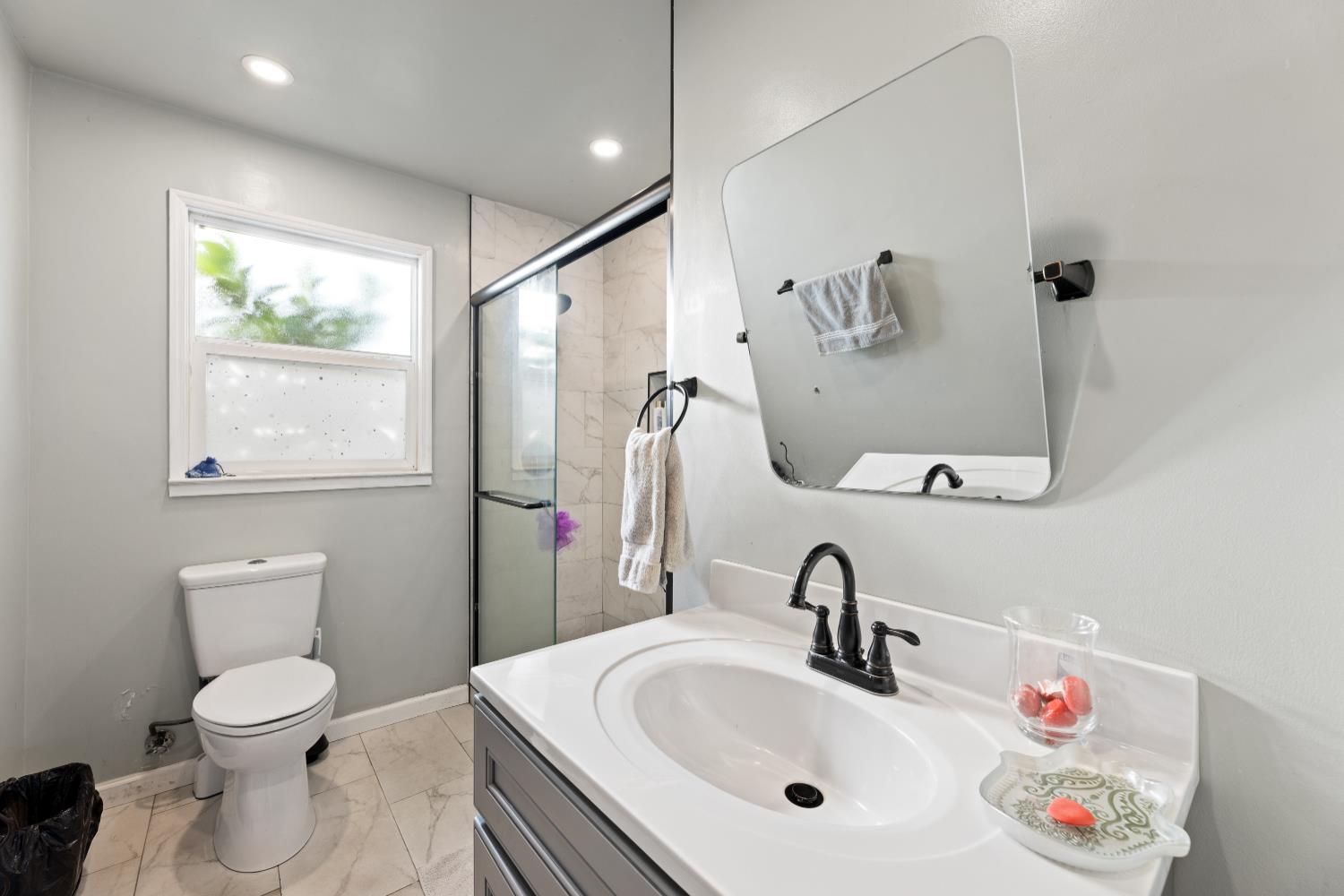 1073 Hacienda Dr, Manteca, CA 95336