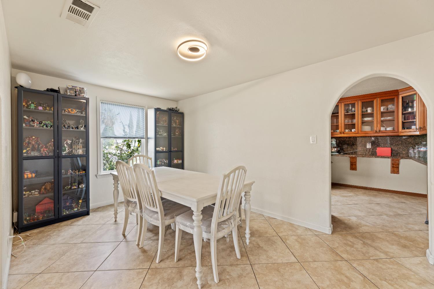 1073 Hacienda Dr, Manteca, CA 95336