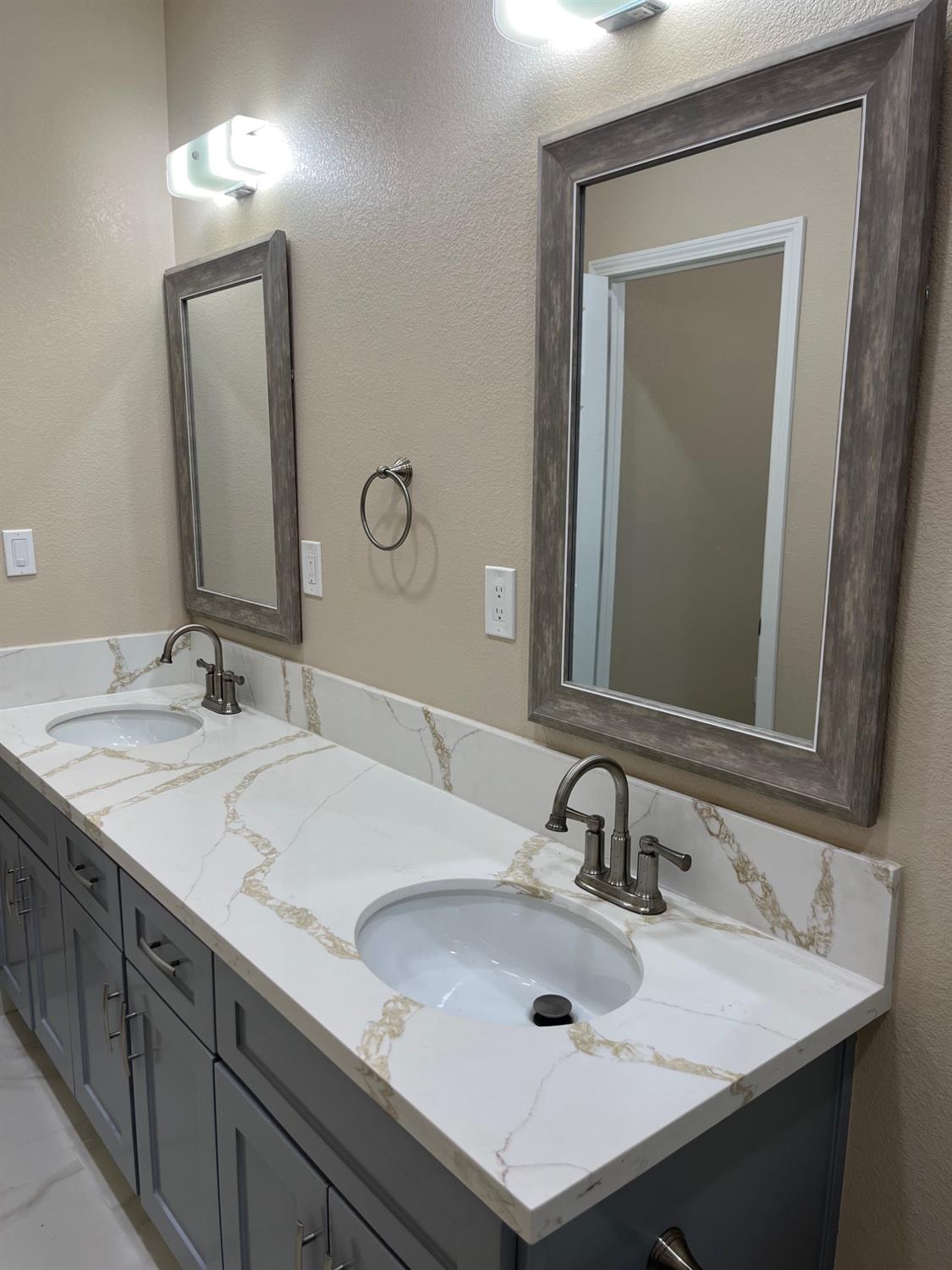 8230 Lake Shore Dr, Chowchilla, CA 93610