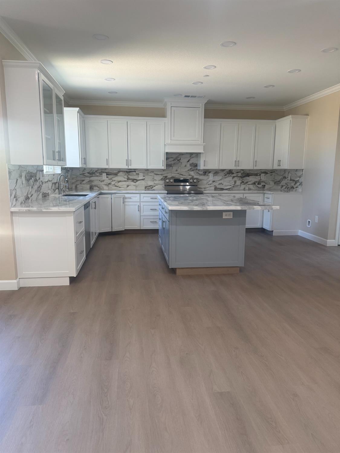 8230 Lake Shore Dr, Chowchilla, CA 93610