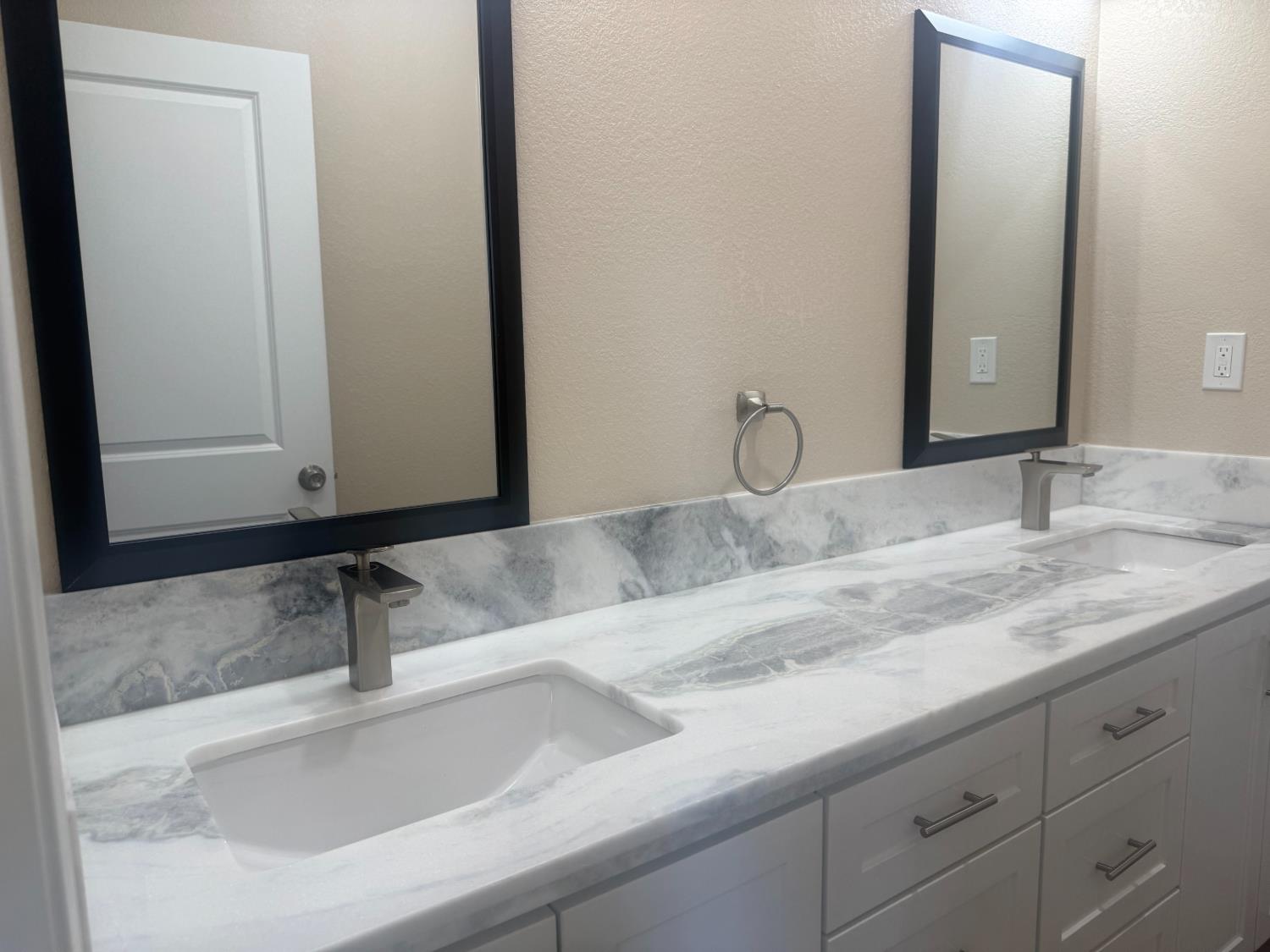8230 Lake Shore Dr, Chowchilla, CA 93610