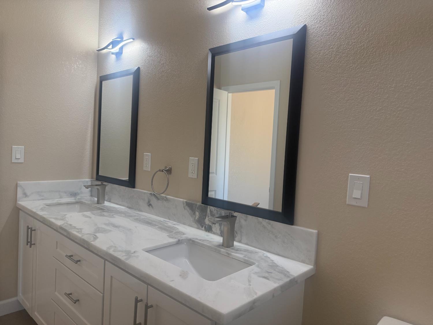 8230 Lake Shore Dr, Chowchilla, CA 93610