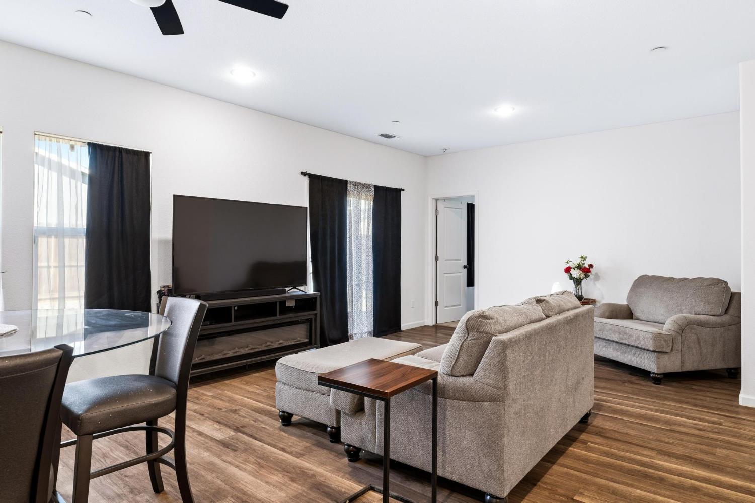 526 Bedfordshire Dr, Patterson, CA 95363