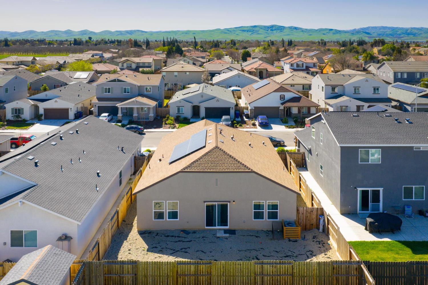 526 Bedfordshire Dr, Patterson, CA 95363