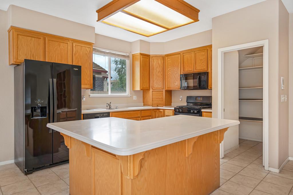 1922 Northgate Dr, Manteca, CA 95336