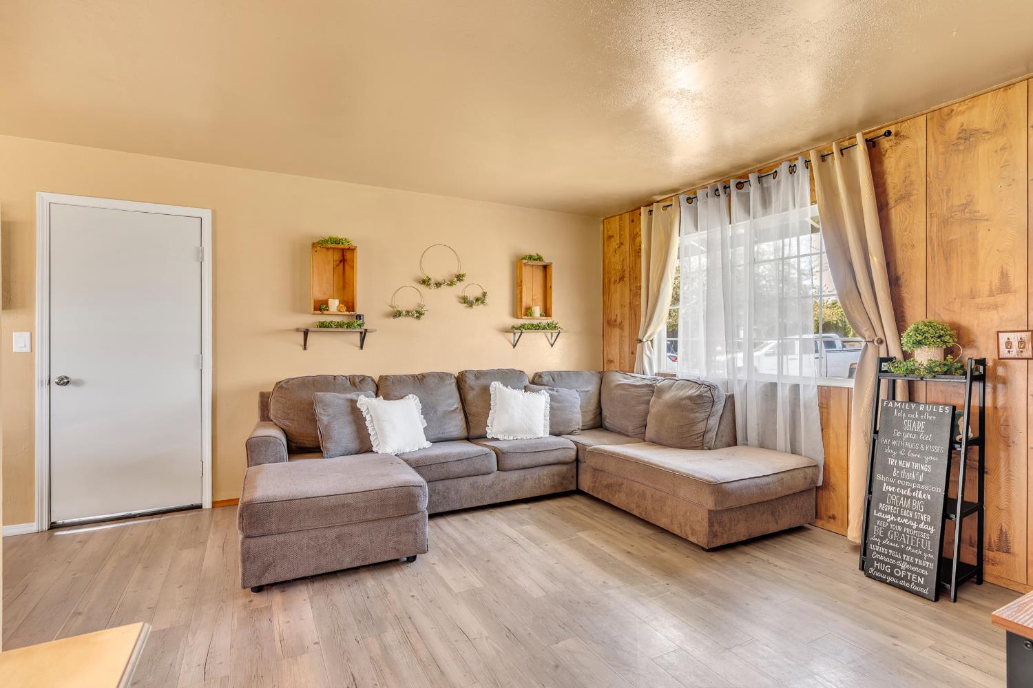 876 Lorenzo St, Hickman, CA 95323