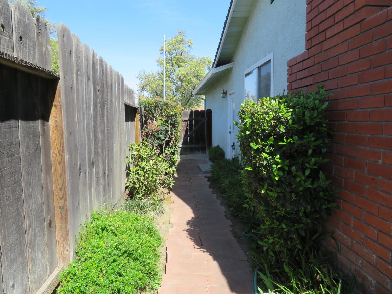 2016 Sweetwater Dr, Modesto, CA 95355