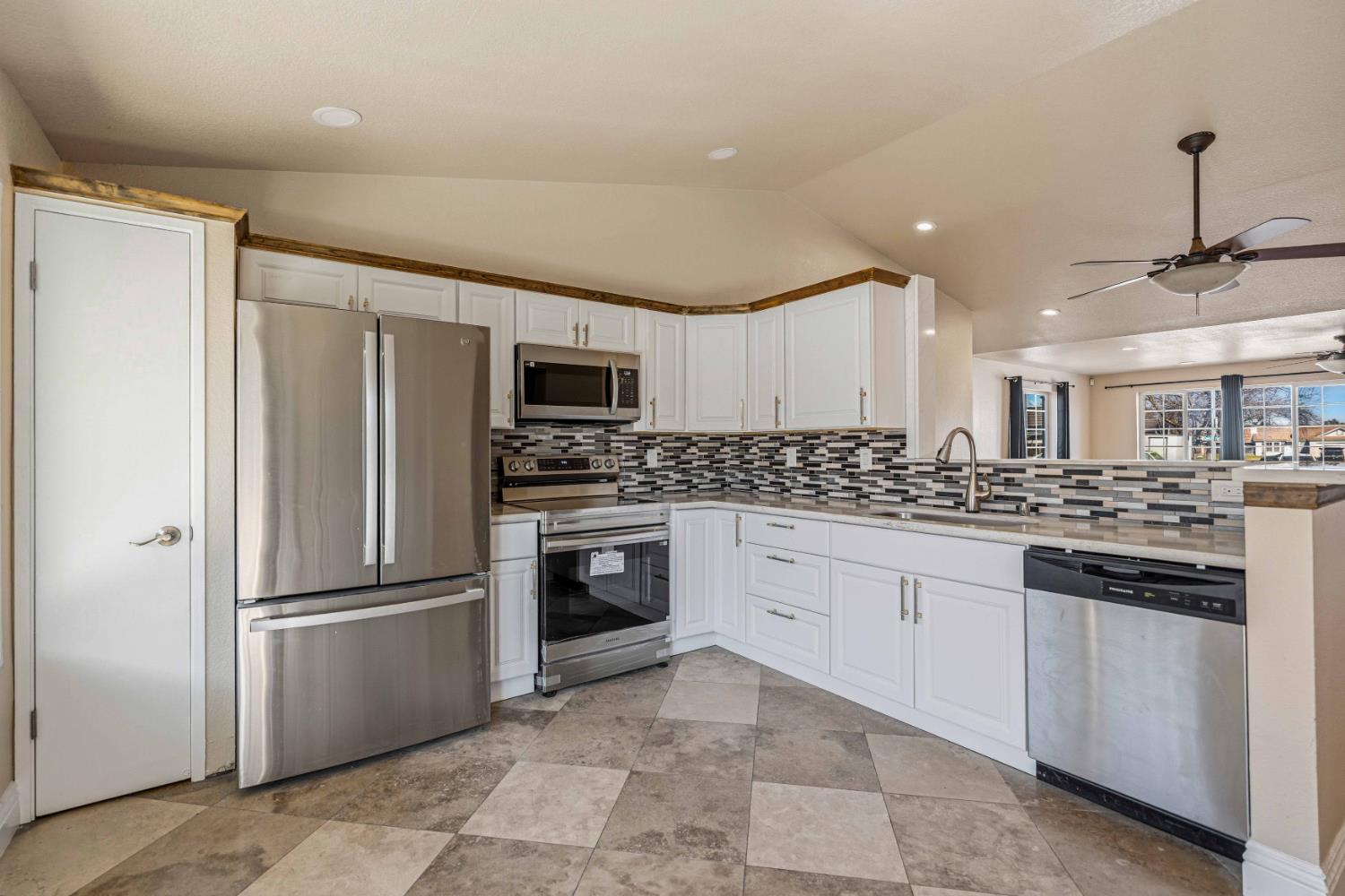 1916 Central Park Way, Modesto, CA 95351