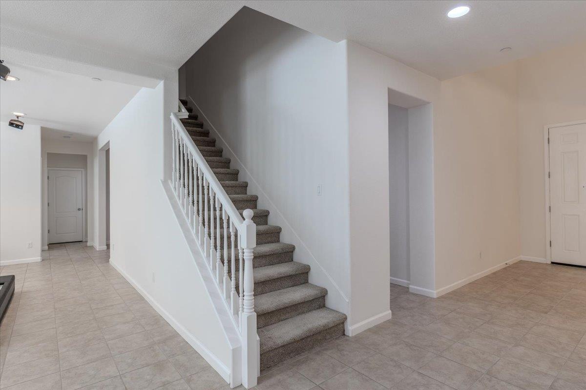 870 Storybook St, Manteca, CA 95337