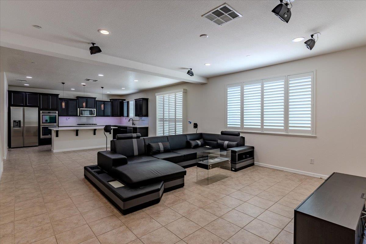 870 Storybook St, Manteca, CA 95337