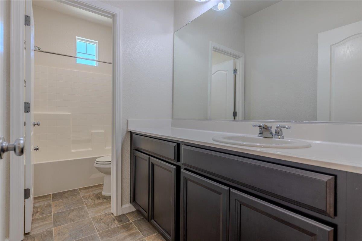 870 Storybook St, Manteca, CA 95337