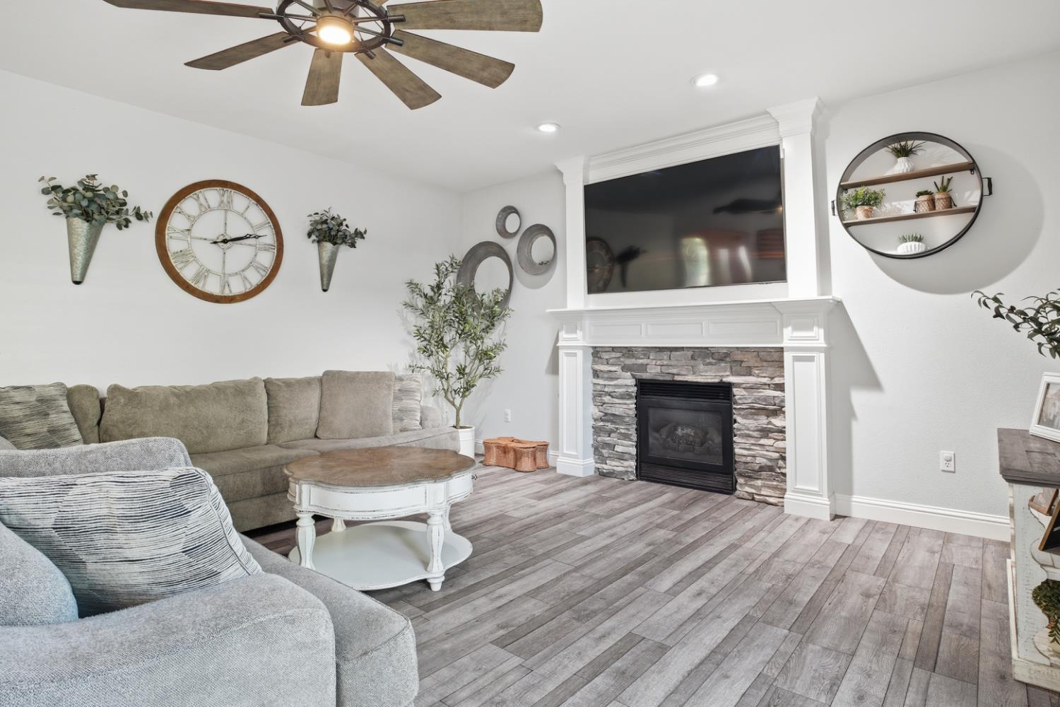 1181 Azalea St, Ripon, CA 95366