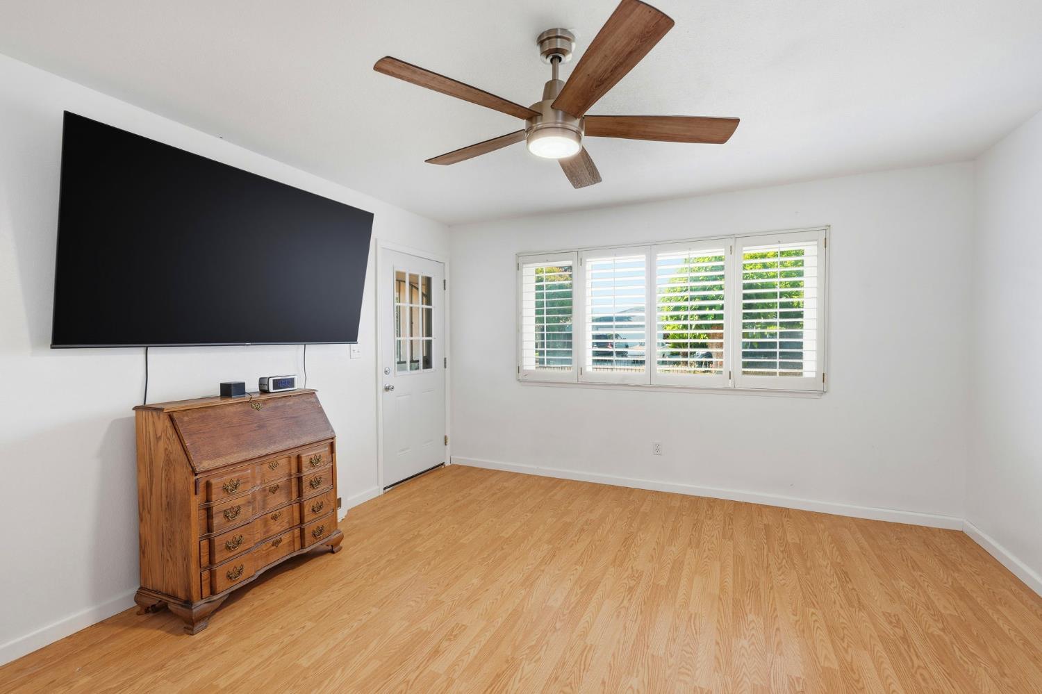 2433 Kildare Ln, Modesto, CA 95354