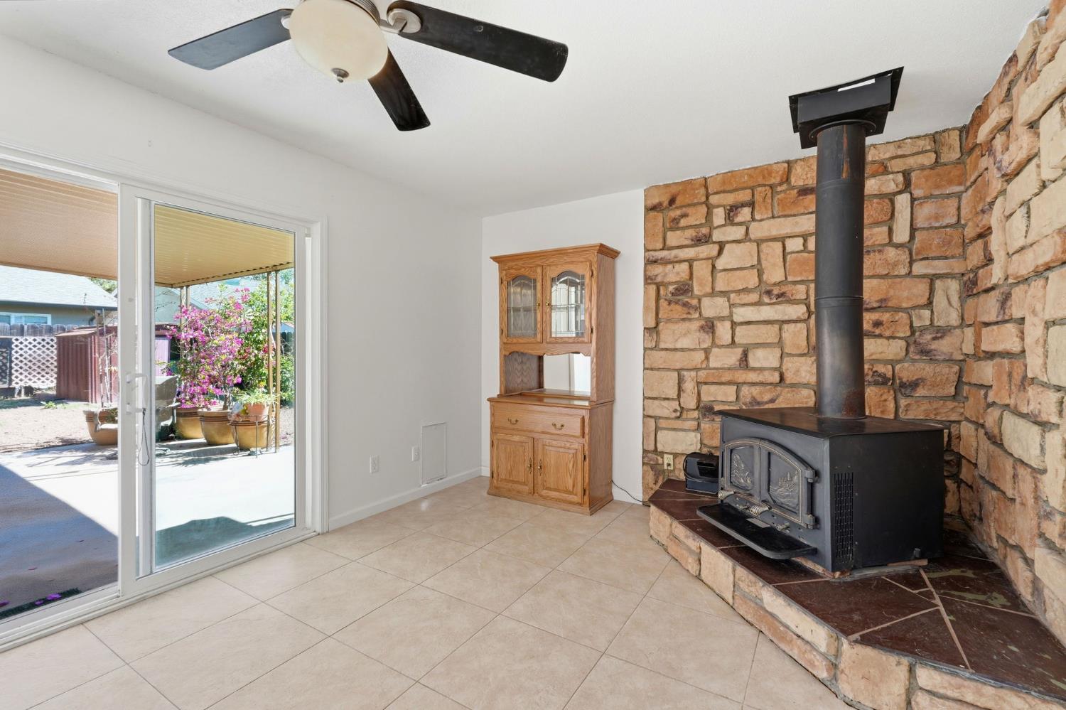2433 Kildare Ln, Modesto, CA 95354