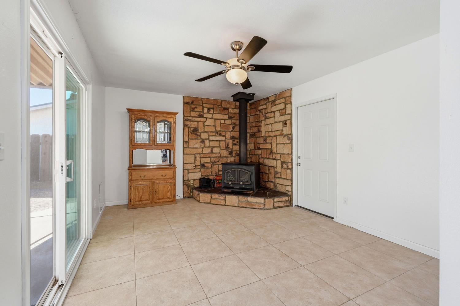 2433 Kildare Ln, Modesto, CA 95354