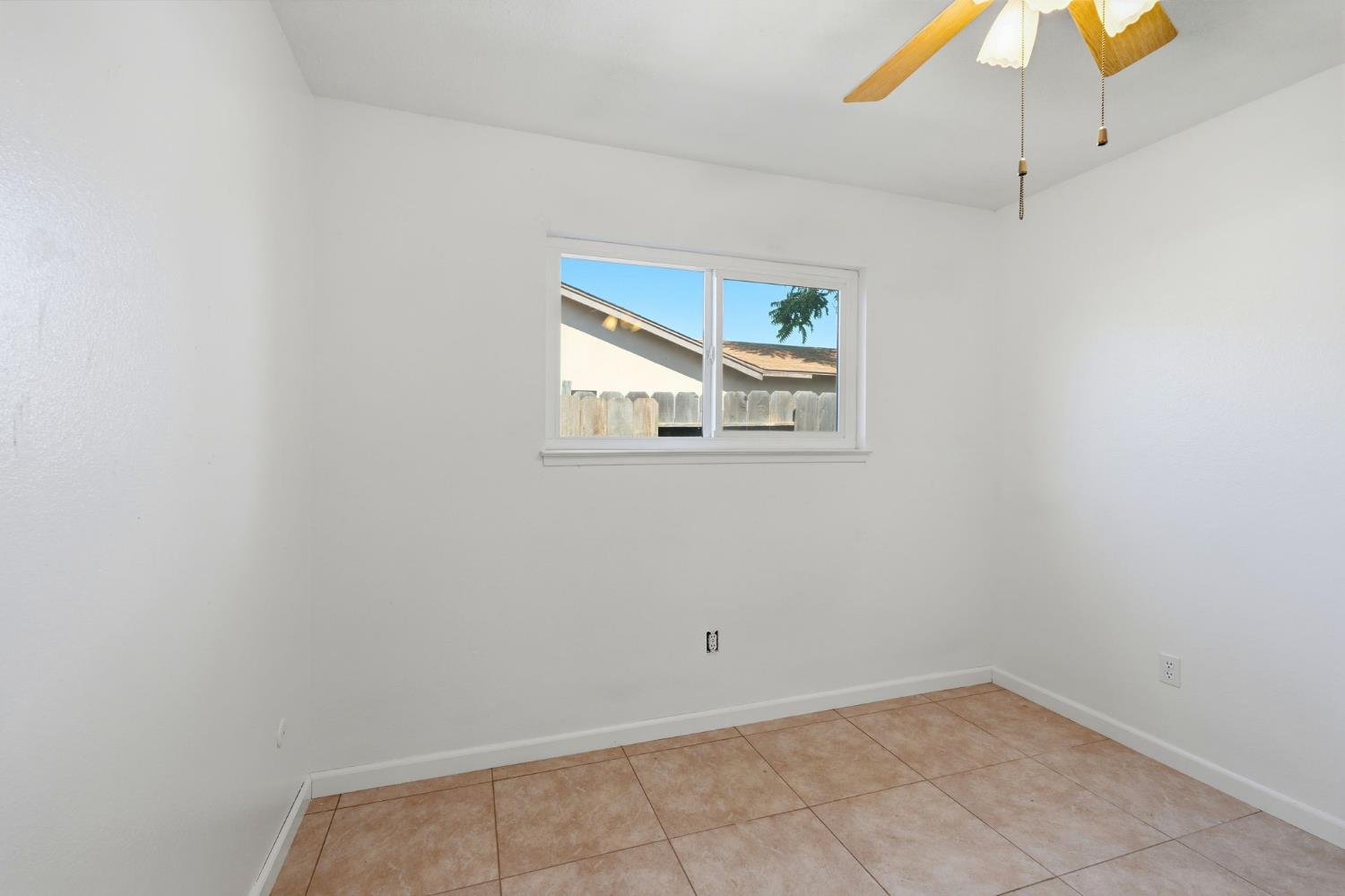 2433 Kildare Ln, Modesto, CA 95354