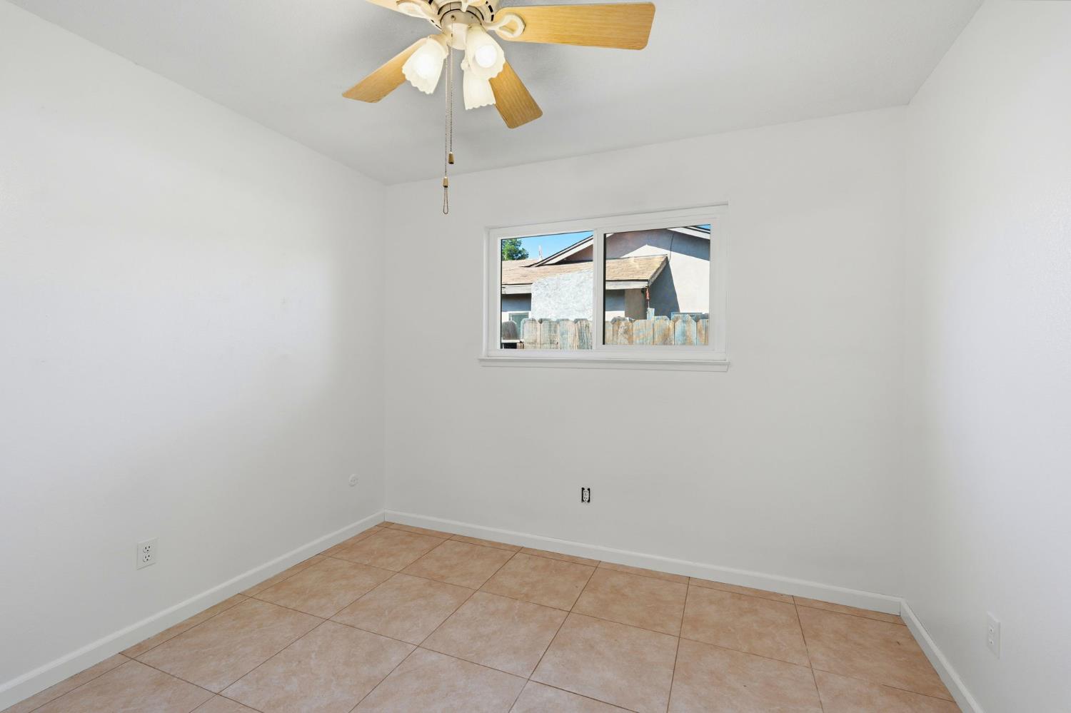 2433 Kildare Ln, Modesto, CA 95354