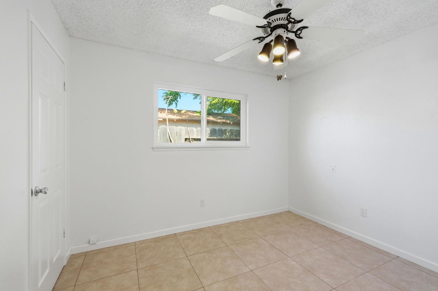 2433 Kildare Ln, Modesto, CA 95354
