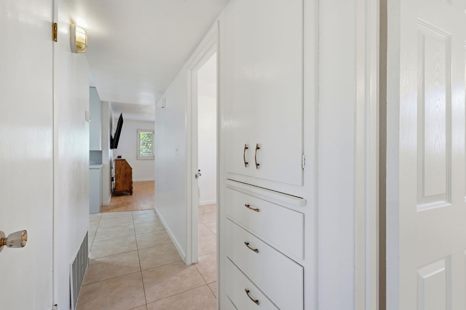 2433 Kildare Ln, Modesto, CA 95354