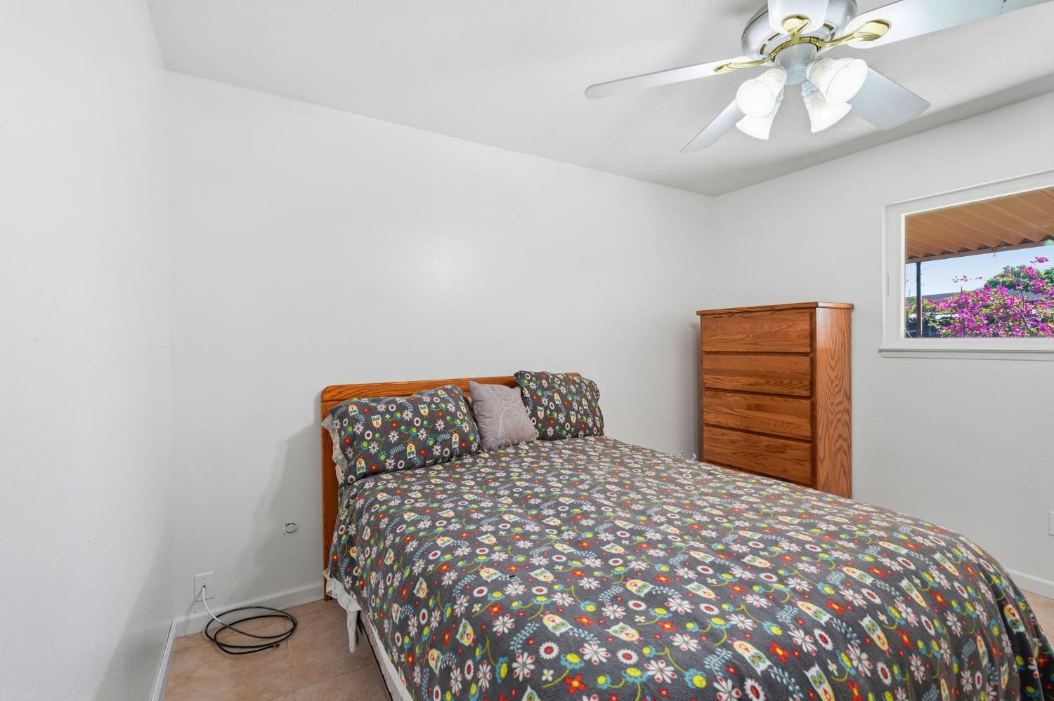 2433 Kildare Ln, Modesto, CA 95354