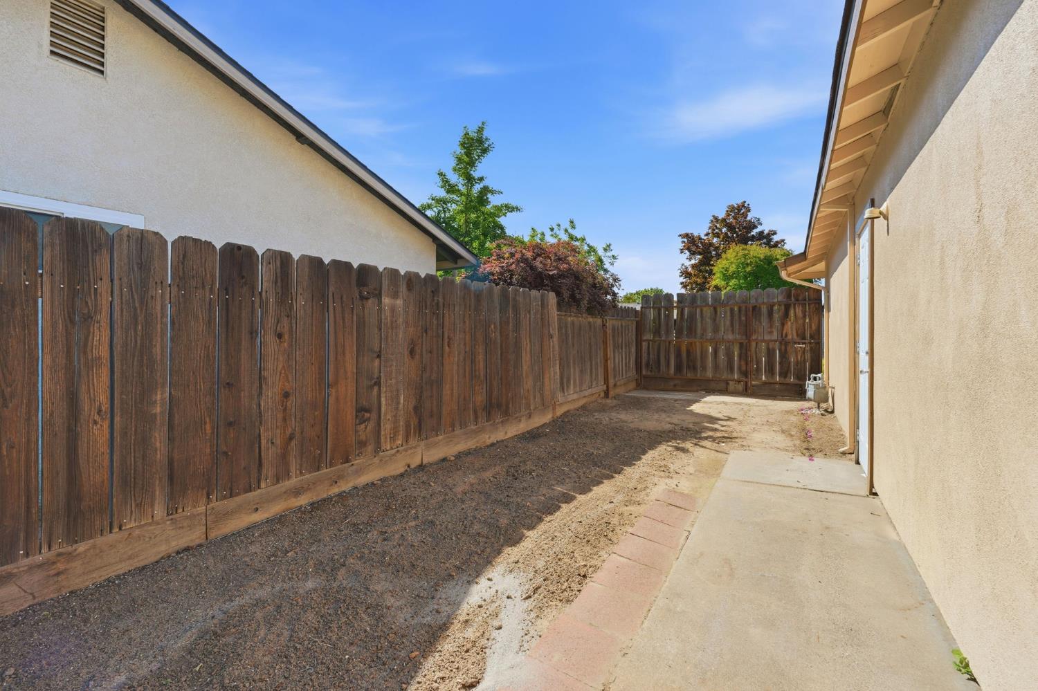 2433 Kildare Ln, Modesto, CA 95354