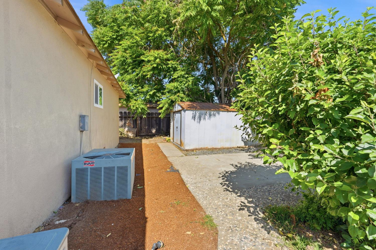 2433 Kildare Ln, Modesto, CA 95354