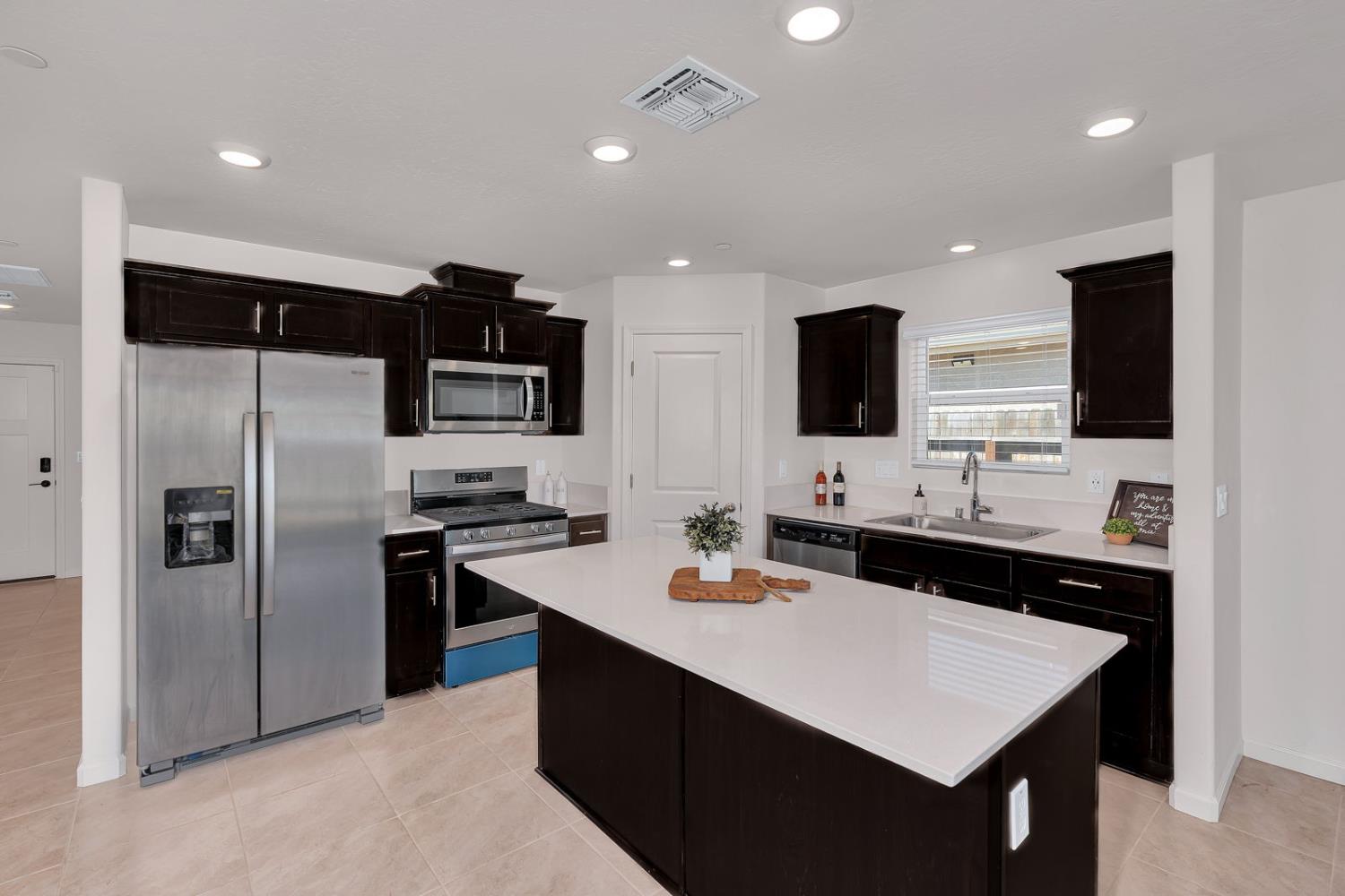 2272 Owens Ct, Los Banos, CA 93635