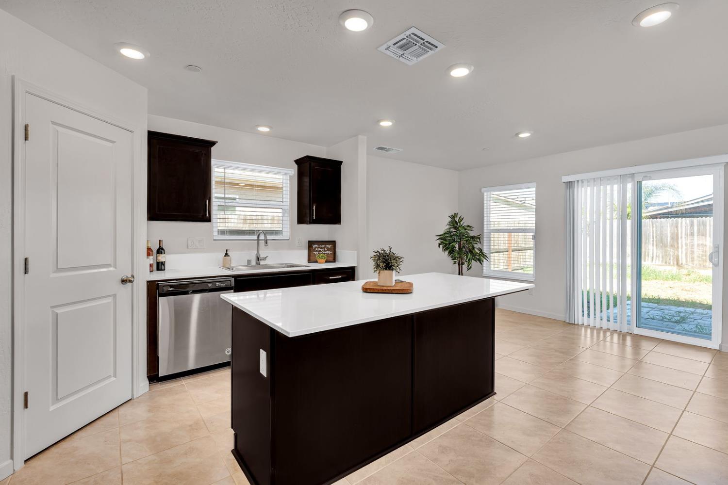 2272 Owens Ct, Los Banos, CA 93635